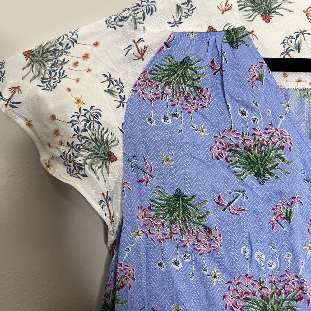 Entro Top Blouse Women Large Blue White V-Neck Short Sleeve Floral Boho NWT - Picture 3 of 11